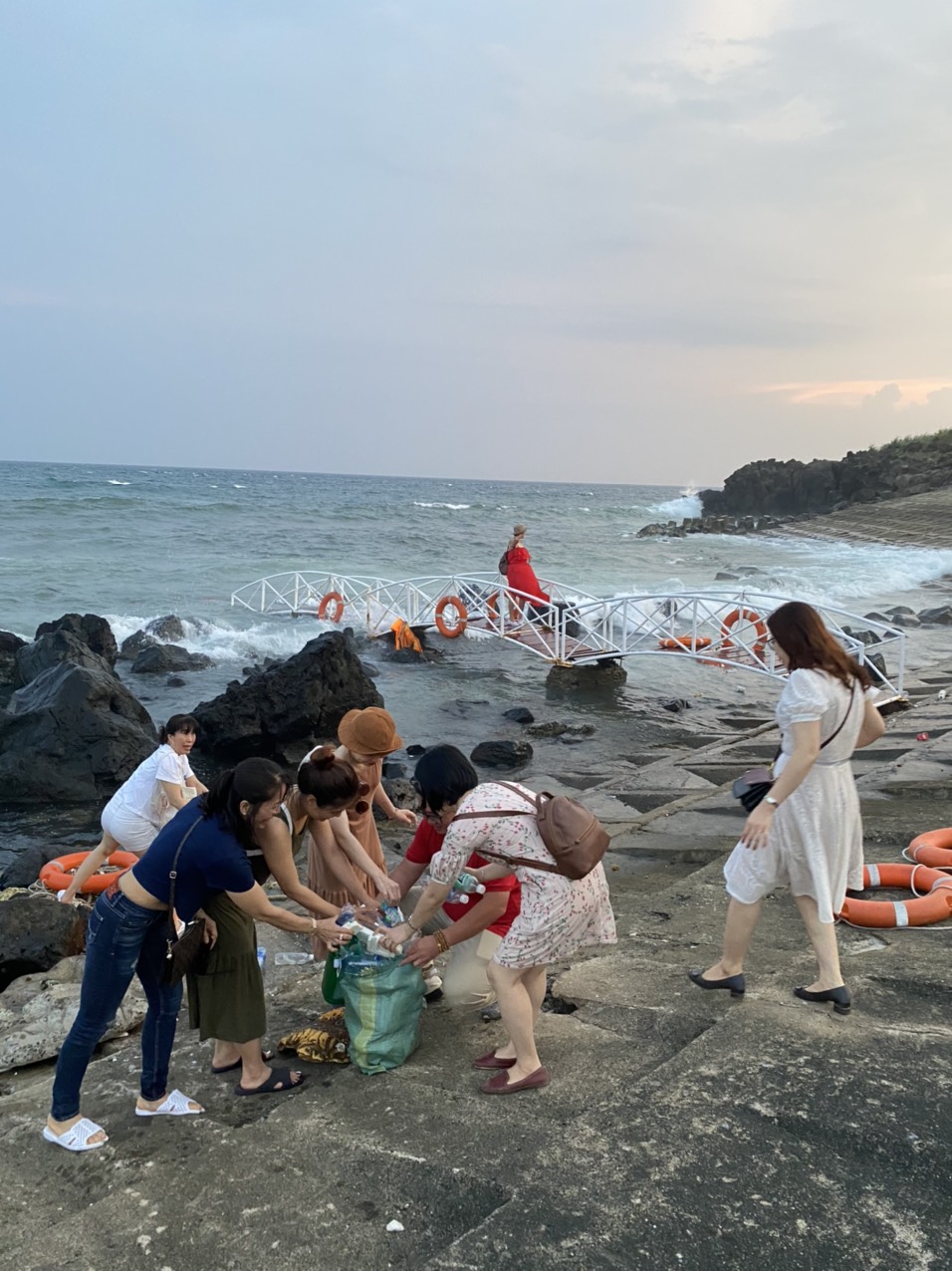 Doanh nghiệp du lịch tham gia nhặt rác, làm sạch bãi biển trên đảo Cồn Cỏ